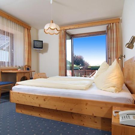 Hubertushof Hotel Latschach ober dem Faakersee Стая снимка