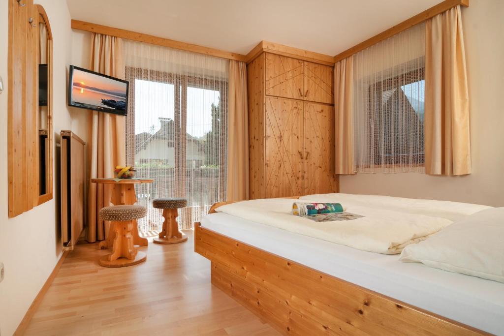 Hubertushof Hotel Latschach ober dem Faakersee Стая снимка
