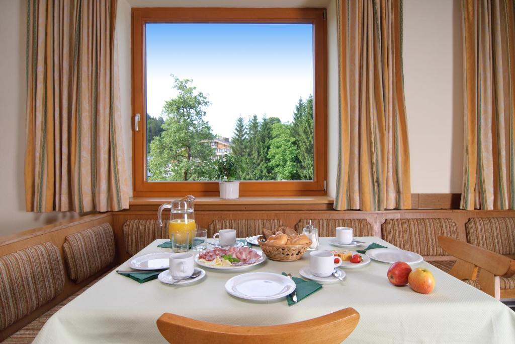 Hubertushof Hotel Latschach ober dem Faakersee Стая снимка
