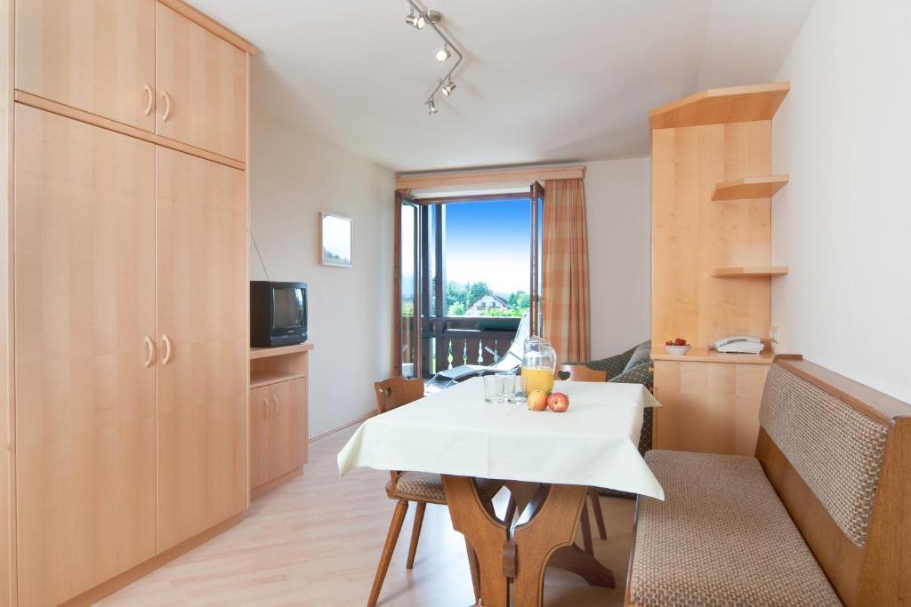 Hubertushof Hotel Latschach ober dem Faakersee Стая снимка